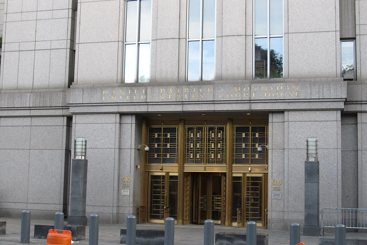 The entrance of the Daniel Patrick Moynihan United States Courthouse at 500 Pearl Street in Manhattan